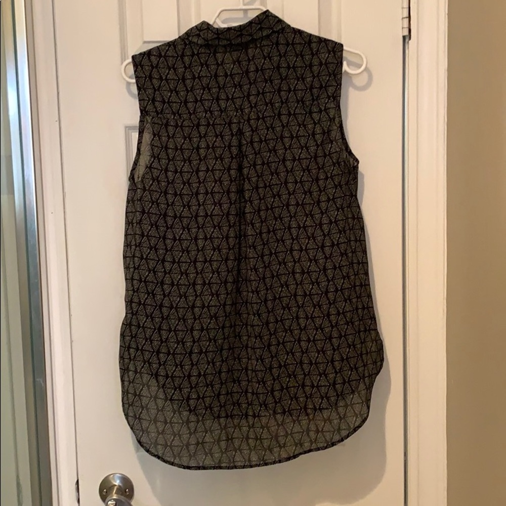 Button down sleeveless top - Picture 2 of 4